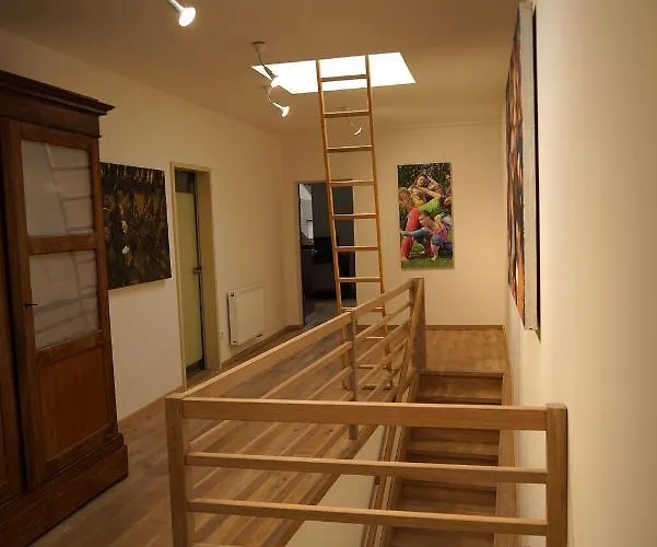 Stille, Aussicht Und Kunst Am Archaeologischen Park *